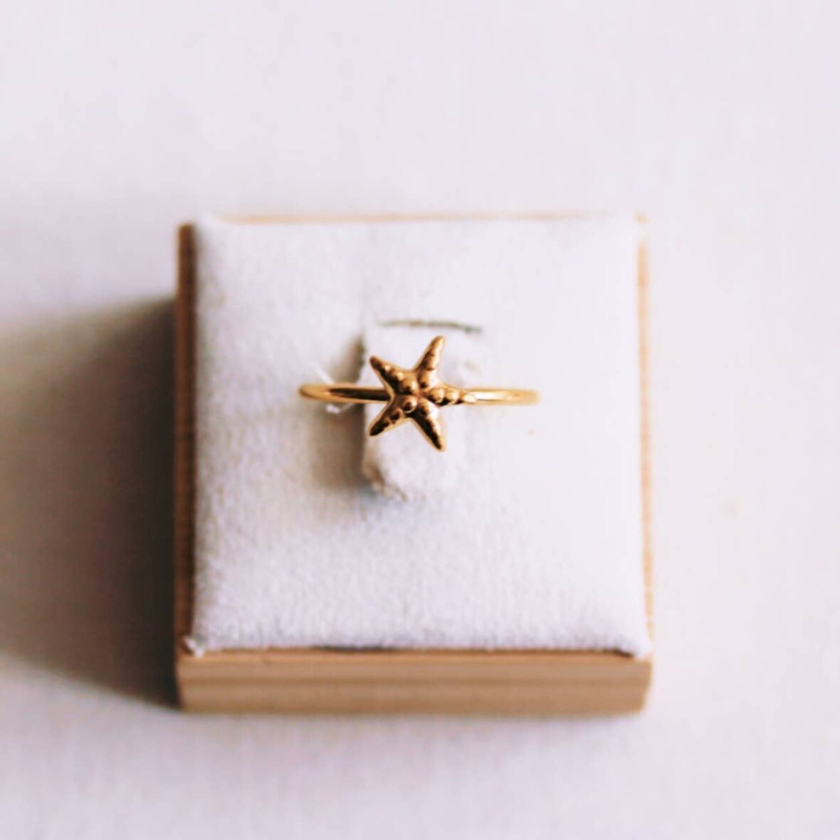 minimalist-ring-with-starfish
