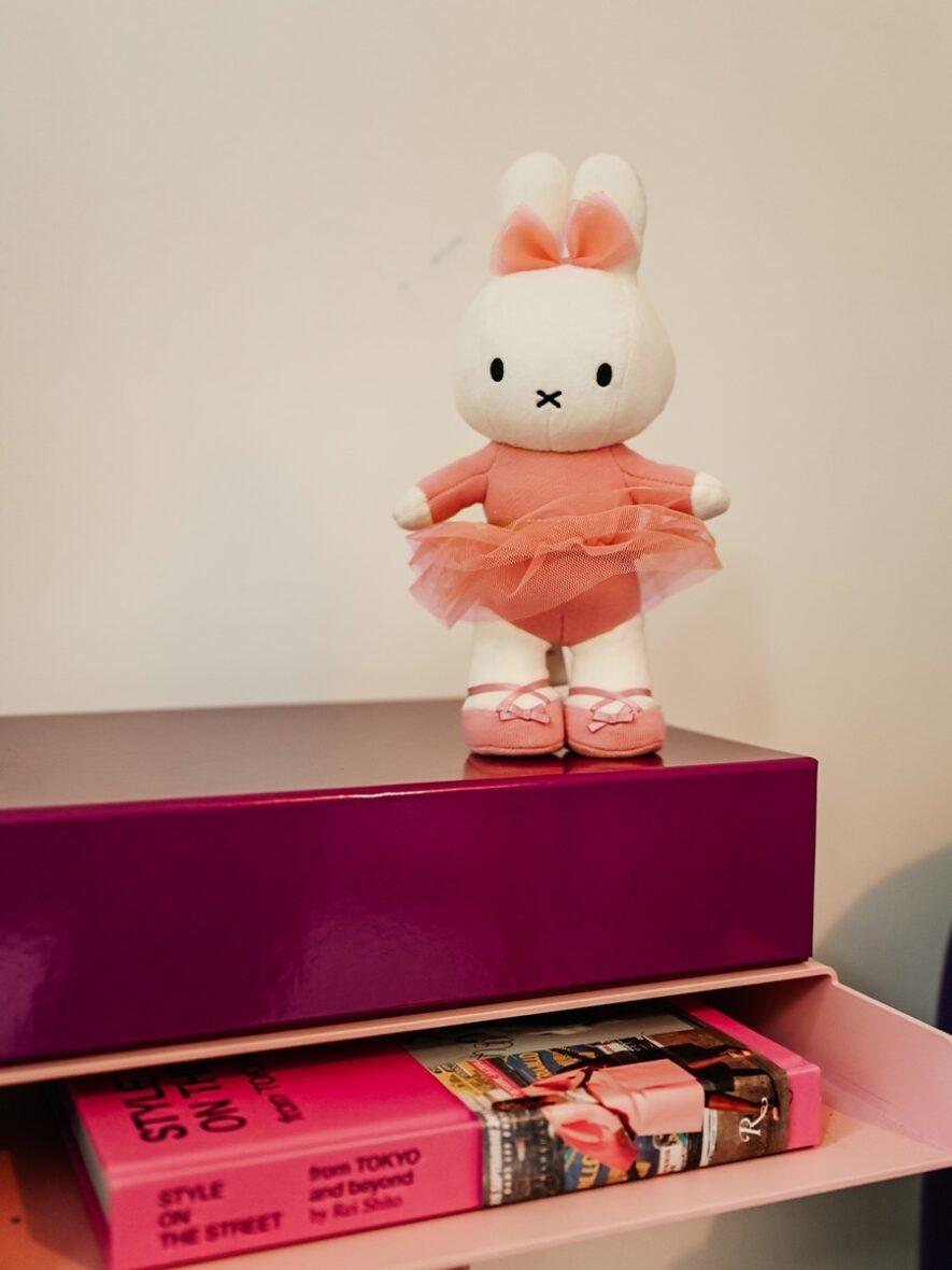 24182504-WhitePink-2