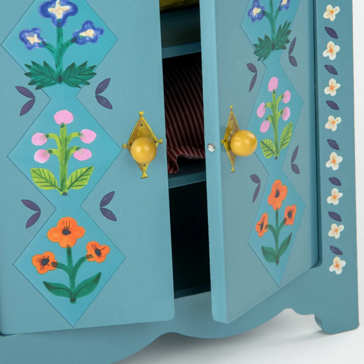 les-minouchkas-the-wardrobe-7